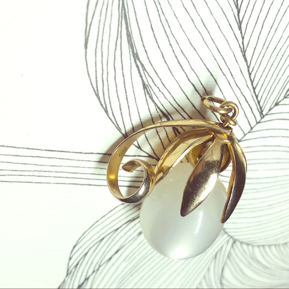 ❣️4/$15 Vintage Gold Tone Fruit Pendant